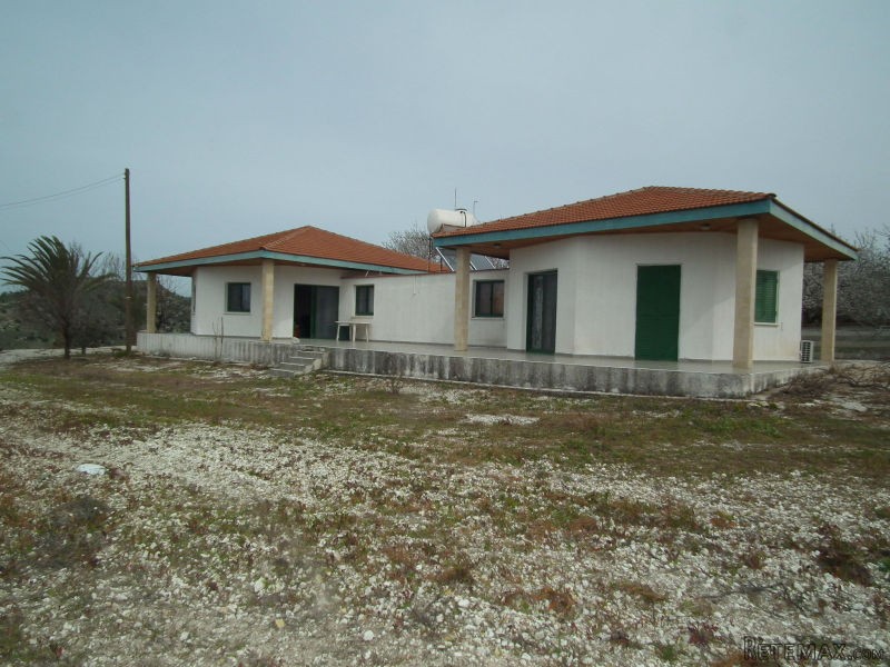 4 Bedrooms - Land - Paphos - For Sale