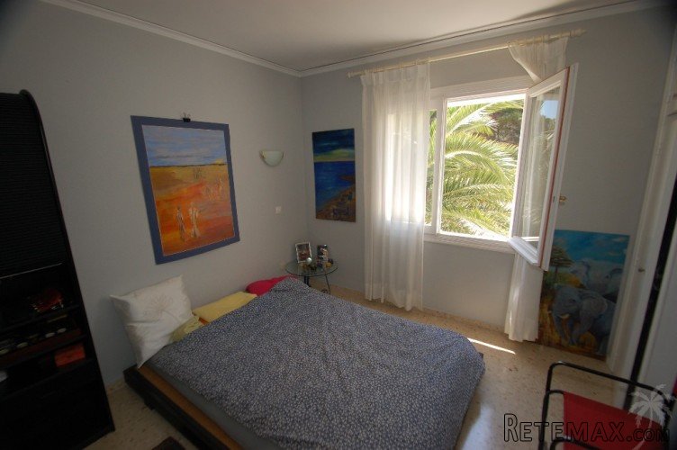 This detached villa was built in 1991, on 2 levels, and is.. - 8