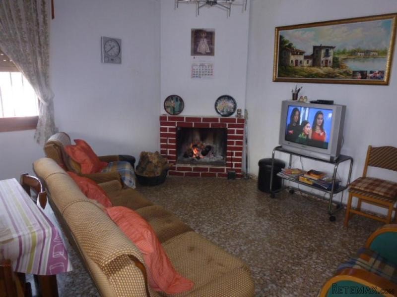 4 bedroom villa in Frailes with pool.. - 2