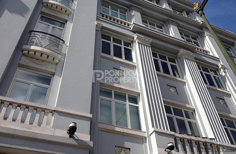4 bedroom Duplex in a Restored..