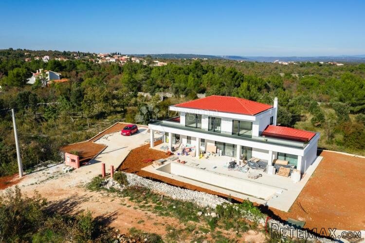 EKSKLUZIVNA VILA S BAZENOM NA OSAMI BLIZU MORA!