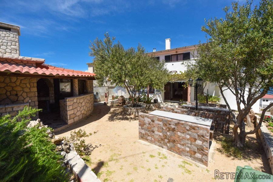 Pag, samostojeća kuća 500m2, 4 apartmana, okućnica 500m2 - 7