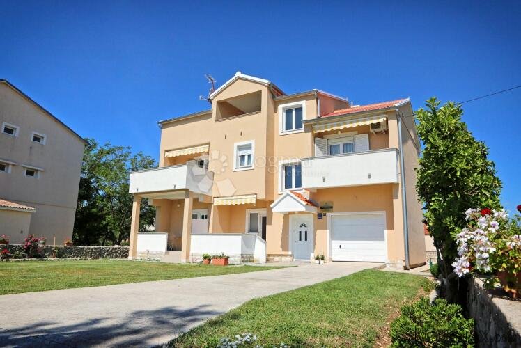 INVESTICIJA Vlašići, Pag - Kuća s 5 apartmana 50m od mora - 2