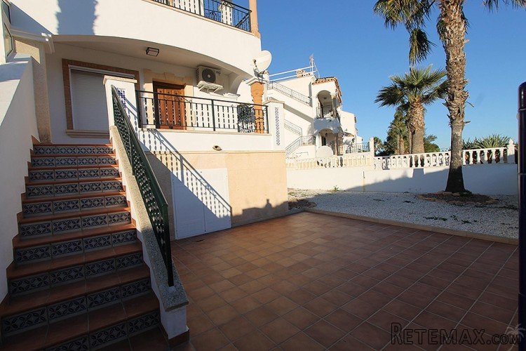 This nice bungalow is located in the beautiful Villamartin... - 2