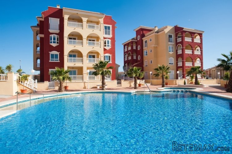 Los apartamentos están ubicados en Los Alcazares, en un..