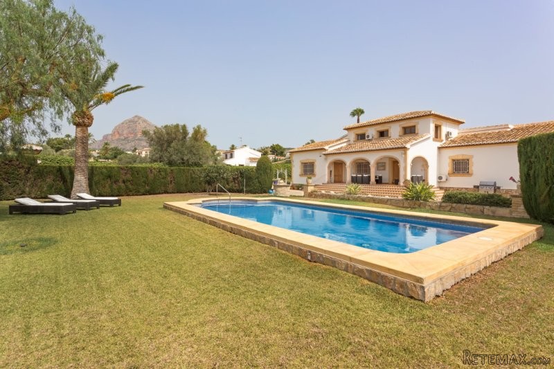 Magnificent villa on a large plot, near..