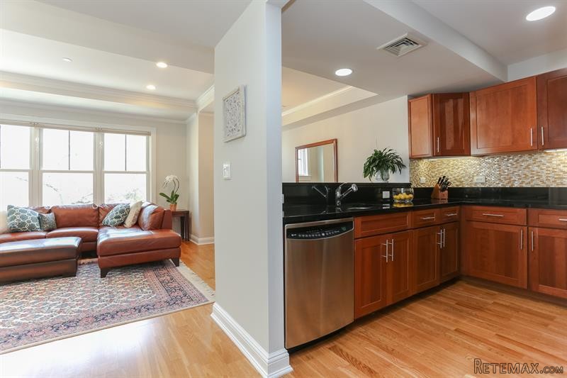1 bedroom House For Sale: 225 Stanley.. - 2