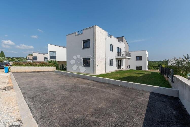 Predivan novi stanu sa velikom terasom - 3