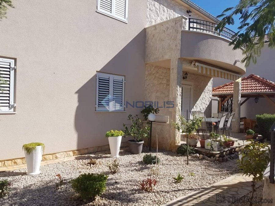 Šibenik, Vodice, 3 apartmana+suteren, vrt, parking mjesta - 5