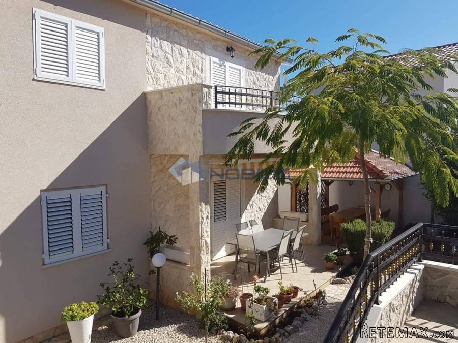 Šibenik, Vodice, 3 apartmana+suteren, vrt, parking mjesta - 6