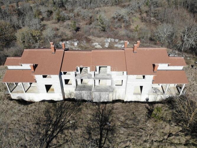 Pazin, prostrana kuća u roh-bau fazi sa ogromnom okućnicom