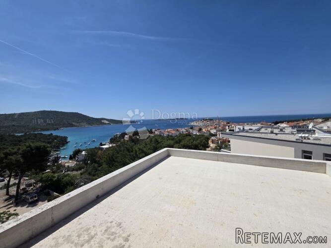 PRIMOŠTEN-PENTHOUSE SA ČAROBNIM POGLEDOM