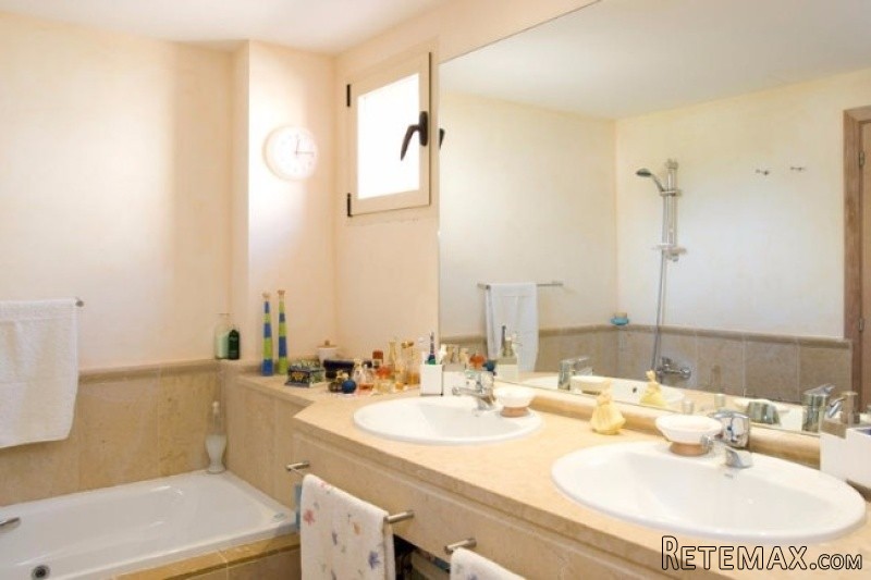 Apartment With Communal Pool In Santa..