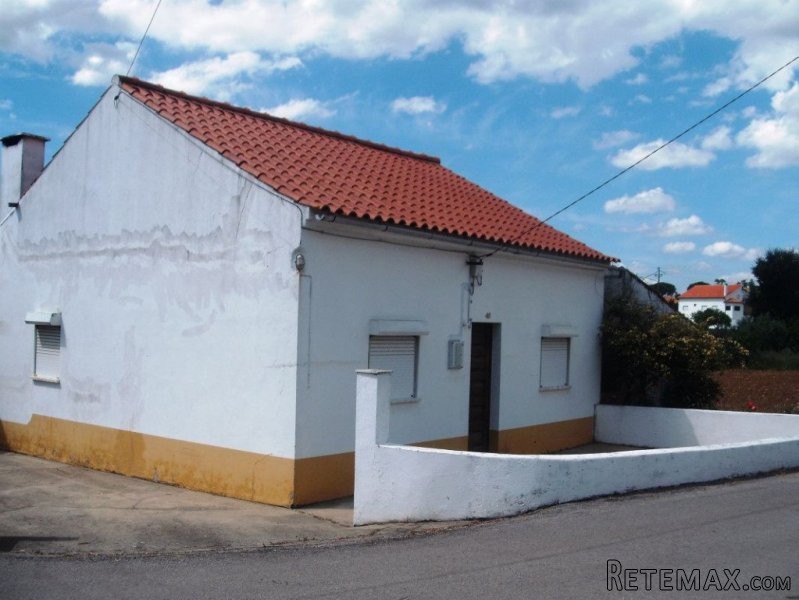 Two houses for housing and land near..