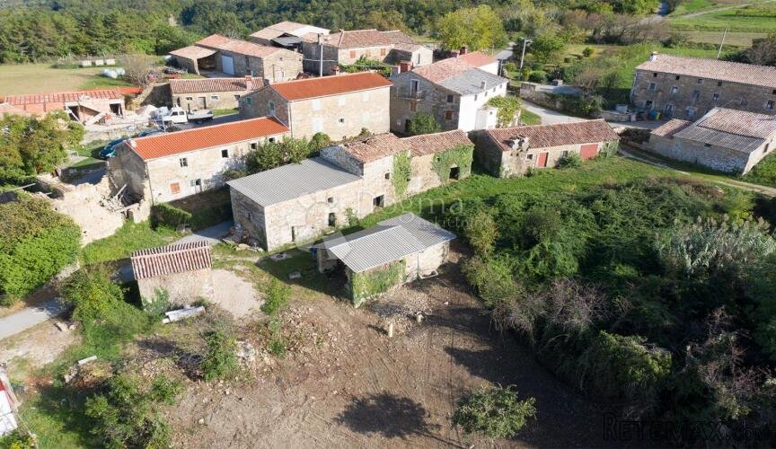 Kompleks kuća u centru Istre sa pogledom na jezero - 2
