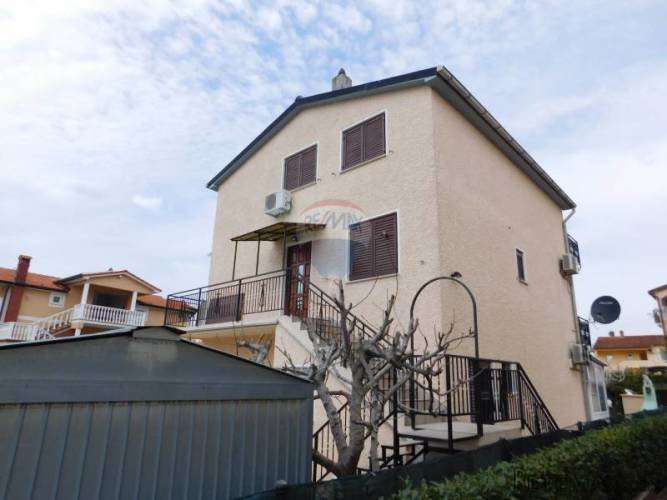 Kuća u blizini grada sa dvorištem - 3