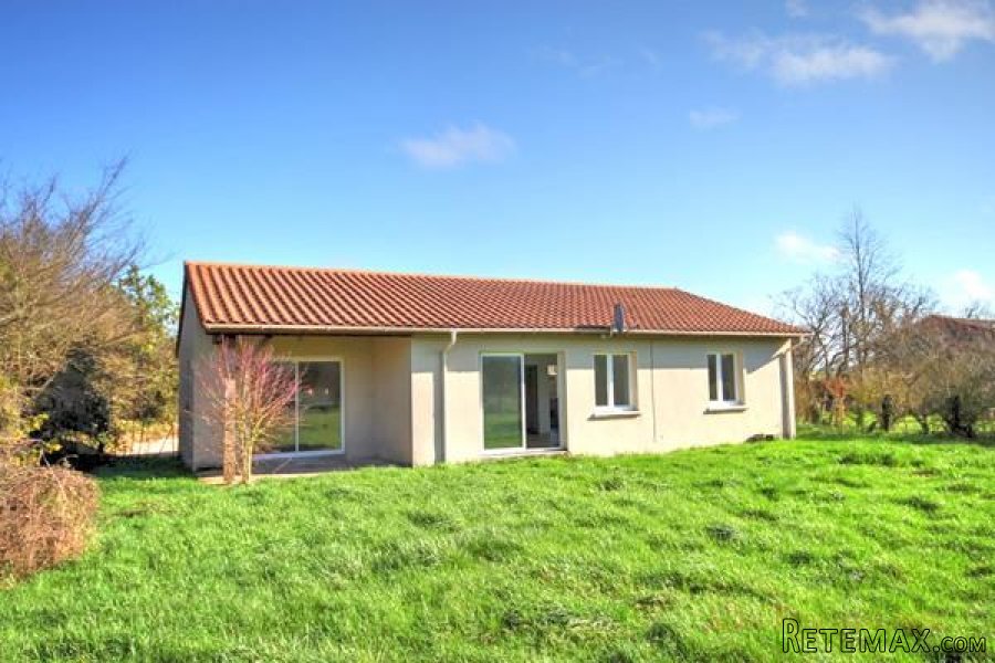 Lezay (79) - Detached bungalow with 3 beds and large garden