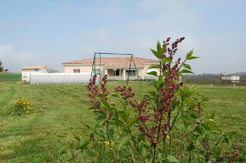 Single Story Villa With Garden.. - 2