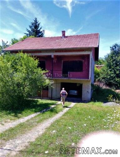 TOP PRILIKA – Kuća na odličnoj lokaciji u Donjem Lapcu, mir