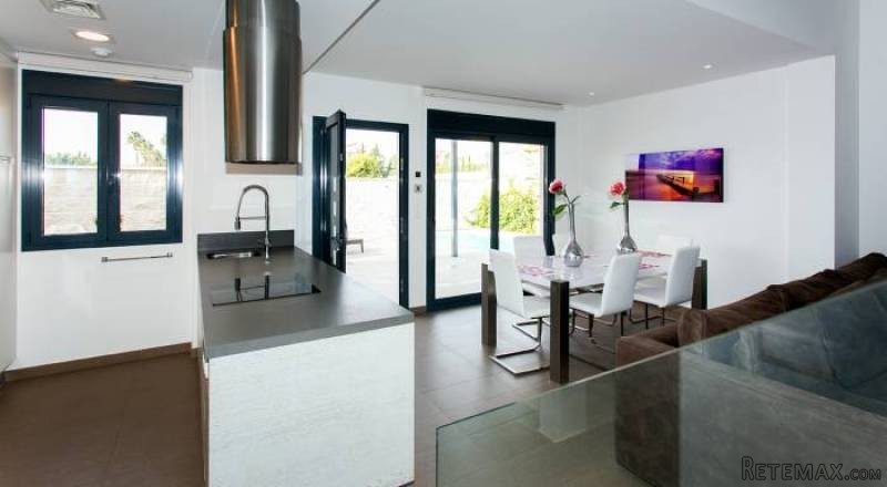 3 Bedroom 2 Bathroom Villa In Ciudad.. - 2