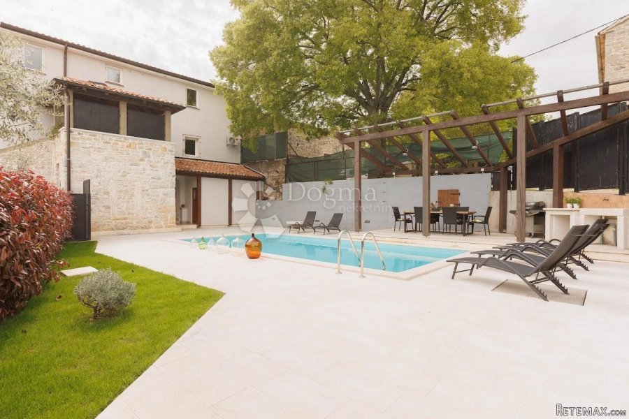 AUTOHTONA KUĆA SA 2 ZASEBNA APARTMANA I 2 BAZENA - 2