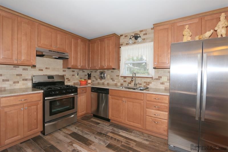 3 bedroom House For Sale: 2541 Pine.. - 2