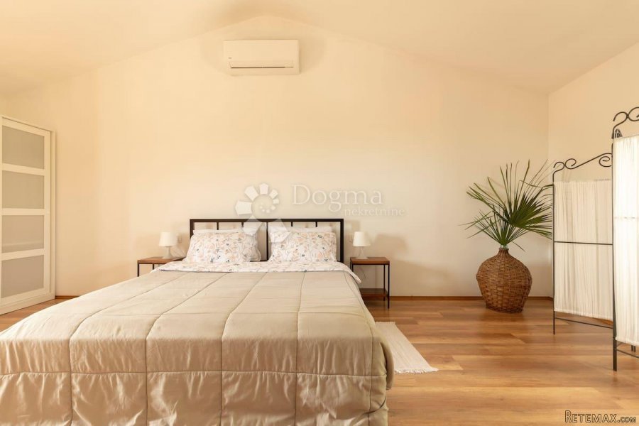 AUTOHTONA KUĆA SA 2 ZASEBNA APARTMANA I 2 BAZENA - 10