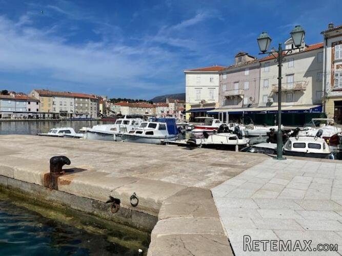 Cres,Grad Cres, autohtona kuća 65 m2, 150 m od gradske rive
