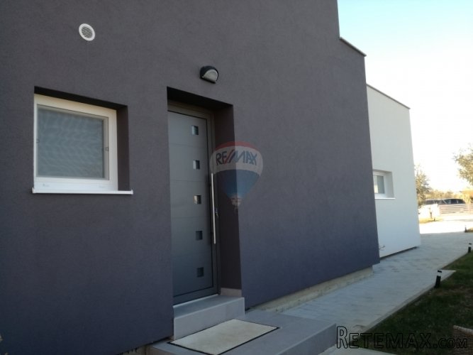 Fažana - moderna obiteljska kuća sa dva stana i garažom. - 3