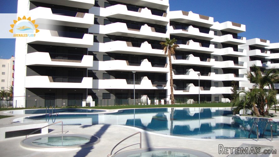 Los apartamentos se ubican en Arenales del Sol, en un..