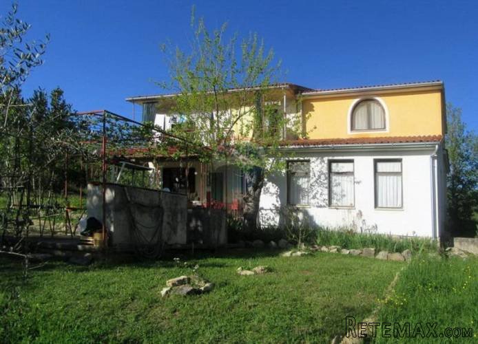 PRILIKA! GROŽNJAN KUĆA SA IMANJEM