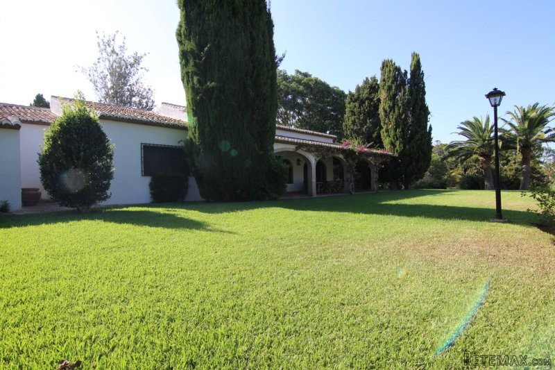 Charming 6 bedroom villa on a flat plot..
