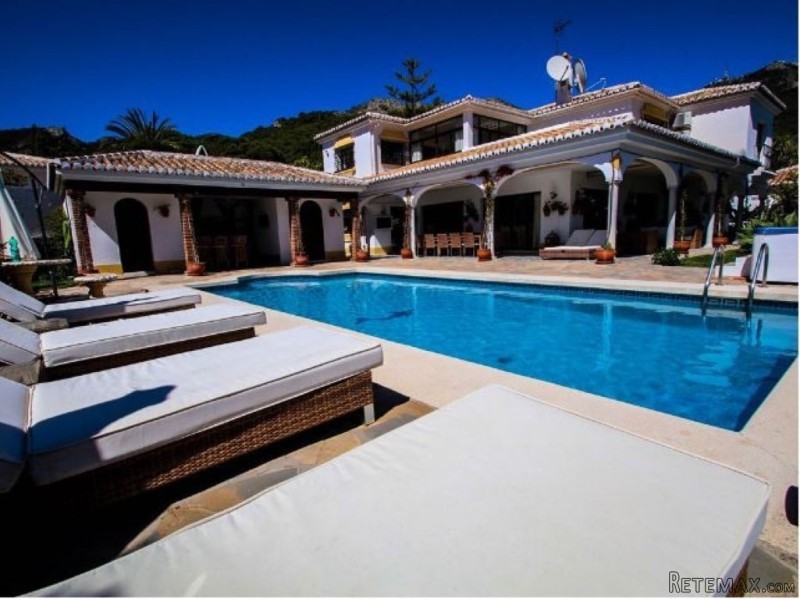 6 Bedrooms - Villa - Malaga - For Sale