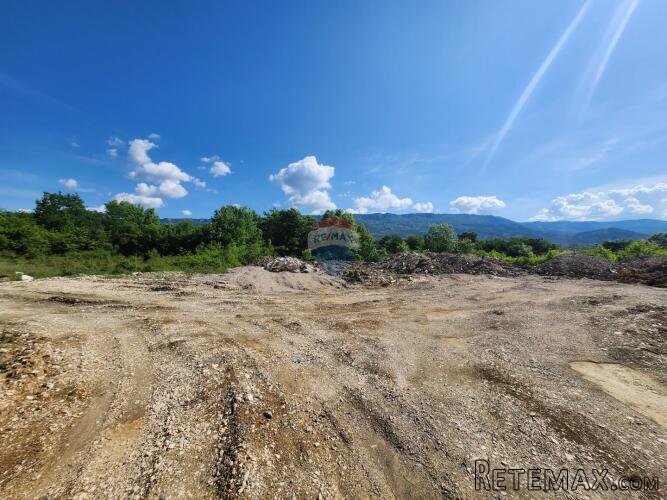 Istra, Buzet - 33 ha, zemljište u prenamjeni - 2
