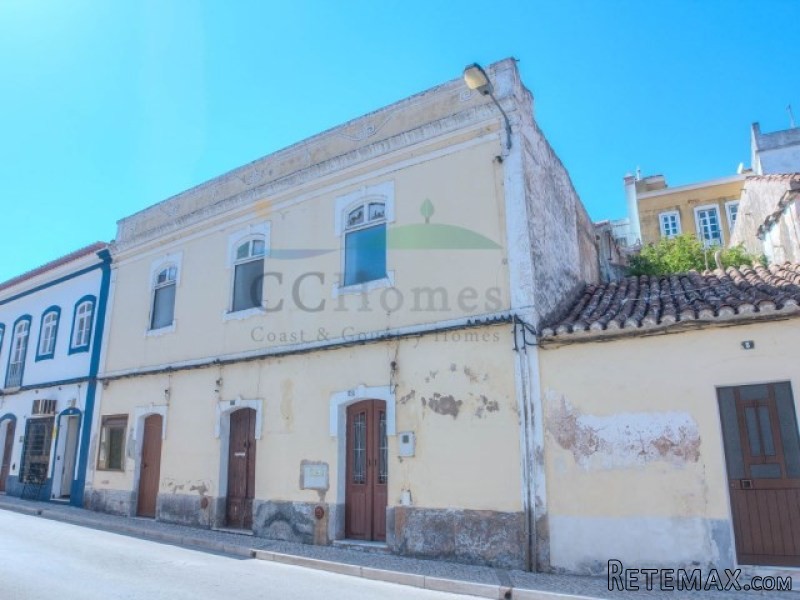 Spacious Townhouse in need of..