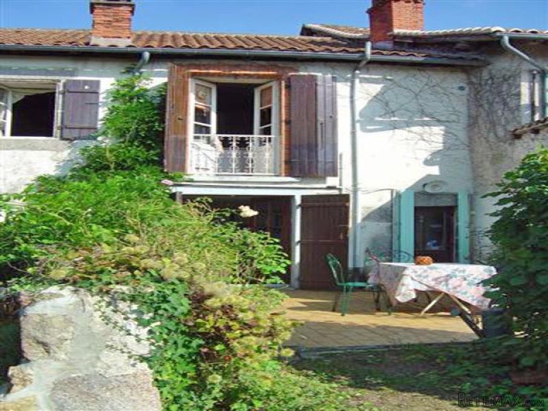 3 Storey Village House With 3 Bedrooms..