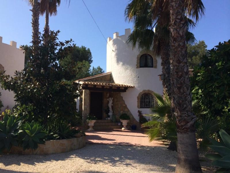 8 Bedrooms - Villa - Alicante - For Sale