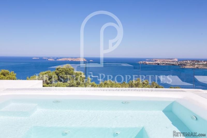 Spectacular villas with stunning sea..