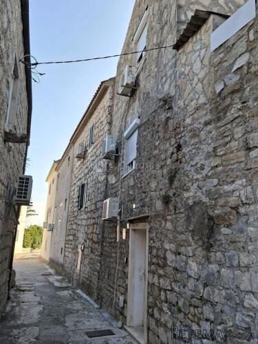 PRODAJA DVA APARTMANA S POSEBNIM ULAZOM U ISTOJ KUĆI – KAŠTE