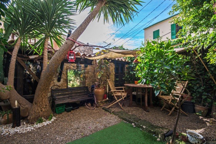 A unique old townhouse full of charm and character which.. - 2