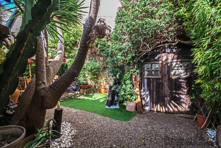 A unique old townhouse full of charm and character which.. - 4