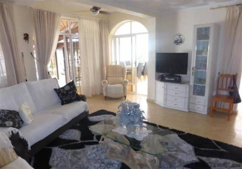 2 Bedroom 1 Bathroom Villa In..
