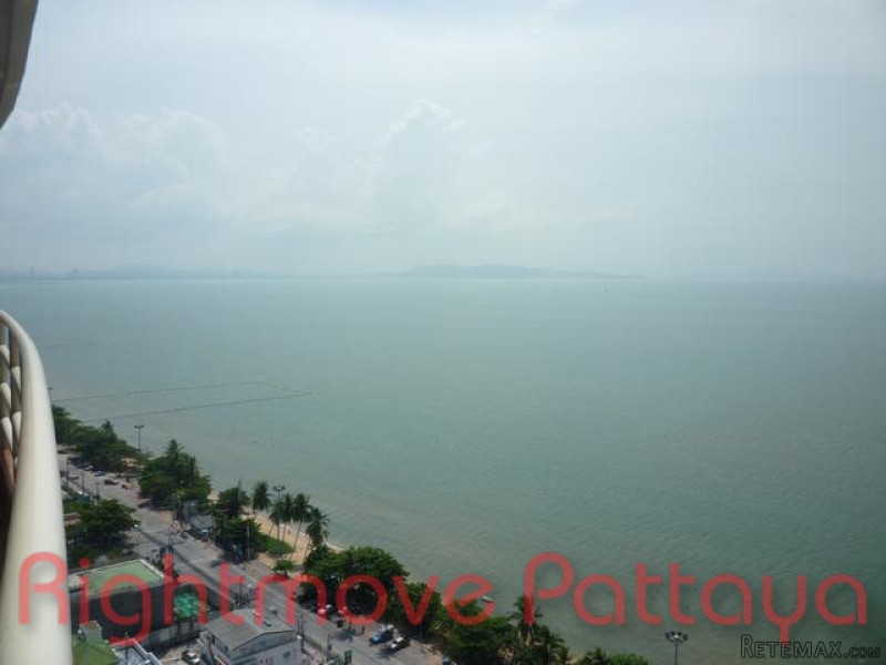 3 Bedroom Condo for sale in Jomtien -..