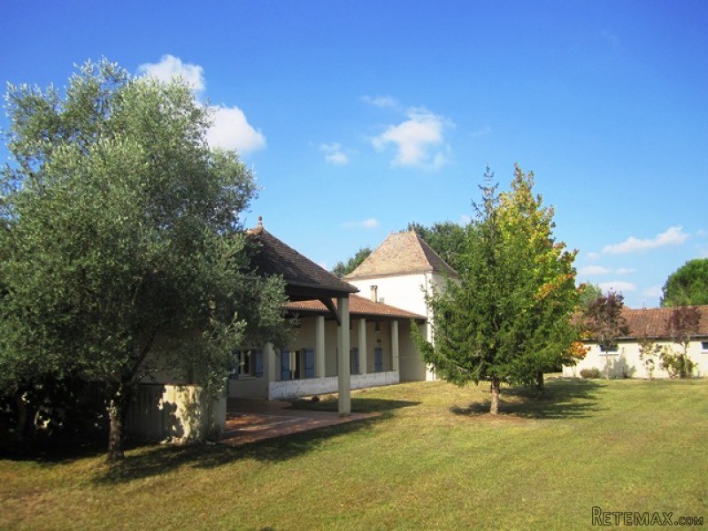 A Substantial Property With Swimming.. - 2