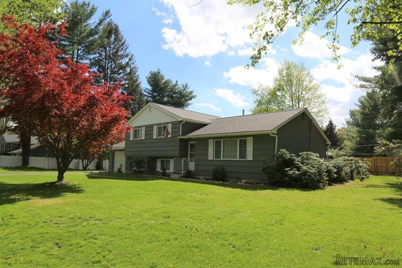 3 bedroom House For Sale: 2541 Pine..