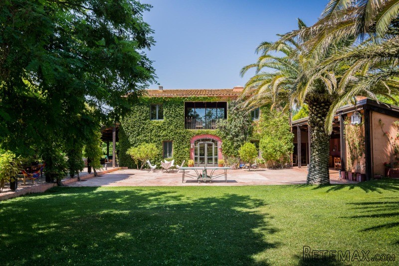 Fully restored Masia for sale in Baix..