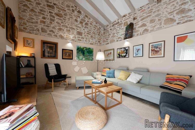 RENOVIRANA KAMENA KUĆA S BAZENOM