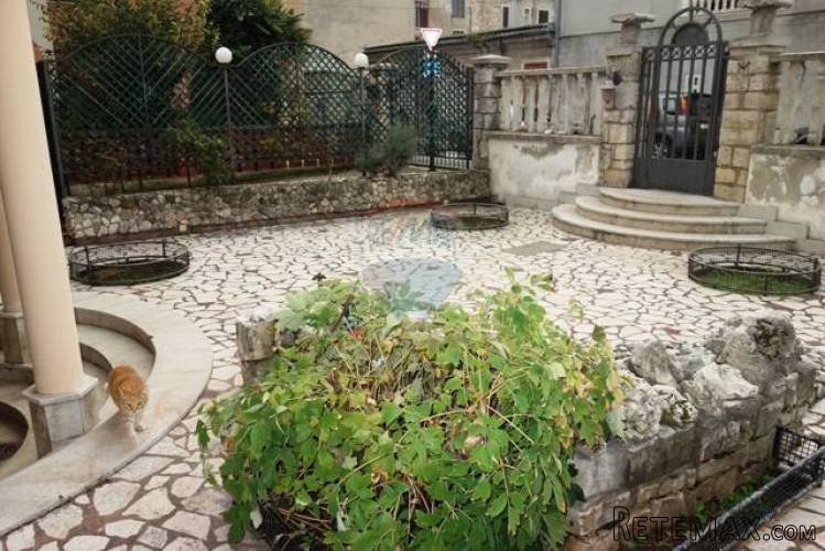 SAMOSTOJEĆA KUĆA S LIJEPIM DVORIŠTEM U CENTRU PULE - 5