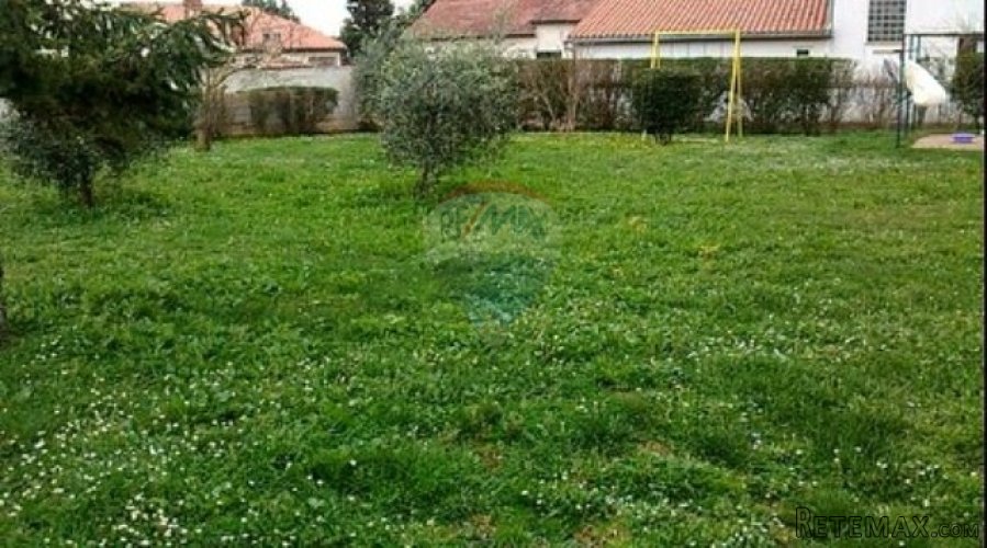 ZEMLJIŠTE S PROJEKTOM ZA KUĆU S BAZENOM