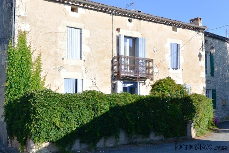 A Pretty Stone Built 4 Bedroom Property..